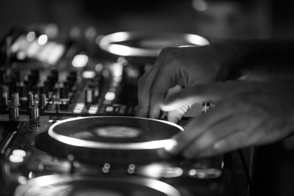 Oprawa wesela – magia dźwięku i światła w wykonaniu DJ-a